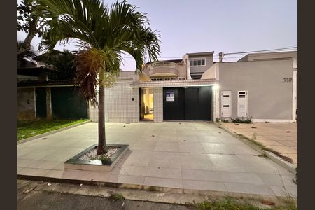 Casa de condomínio para alugar com 420m², 4 quartos e 2 vagas