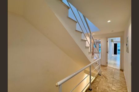 Casa de condomínio para alugar com 420m², 4 quartos e 2 vagas Casa de condomínio para alugar com 420m², 4 quartos e 2 vagasCorredor