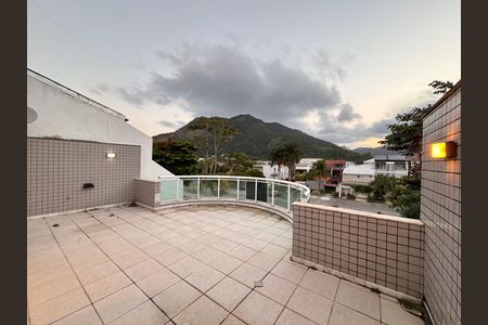 Casa de condomínio para alugar com 420m², 4 quartos e 2 vagas Casa de condomínio para alugar com 420m², 4 quartos e 2 vagasTerraço