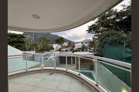 Casa de condomínio para alugar com 420m², 4 quartos e 2 vagas Casa de condomínio para alugar com 420m², 4 quartos e 2 vagasSuíte 1 - Varanda