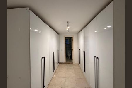 Casa de condomínio para alugar com 420m², 4 quartos e 2 vagas Casa de condomínio para alugar com 420m², 4 quartos e 2 vagasSuíte 1 - Closet