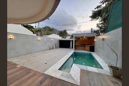 Casa de condomínio para alugar com 420m², 4 quartos e 2 vagas Casa de condomínio para alugar com 420m², 4 quartos e 2 vagasÁrea externa