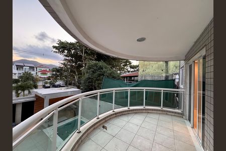 Casa de condomínio para alugar com 420m², 4 quartos e 2 vagas Casa de condomínio para alugar com 420m², 4 quartos e 2 vagasSuíte 1 - Varanda