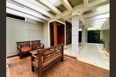Casa de condomínio para alugar com 221m², 3 quartos e 4 vagas