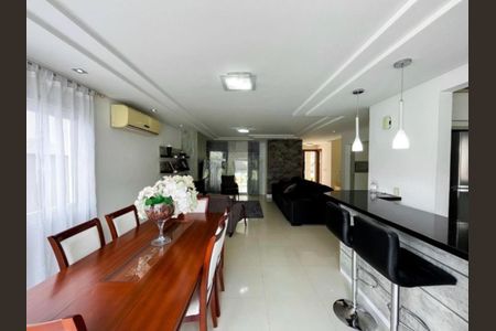Casa de condomínio para alugar com 221m², 3 quartos e 4 vagas