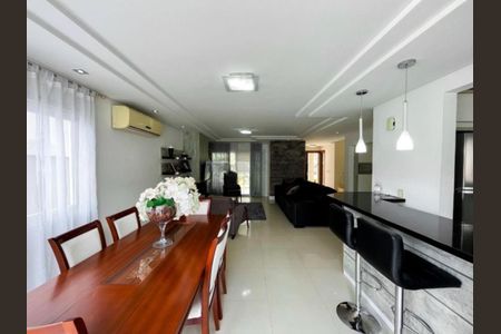 Casa de condomínio para alugar com 221m², 3 quartos e 4 vagas