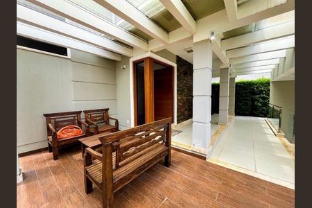 Casa de condomínio para alugar com 221m², 3 quartos e 4 vagas
