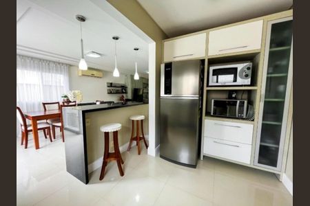 Casa de condomínio para alugar com 221m², 3 quartos e 4 vagas