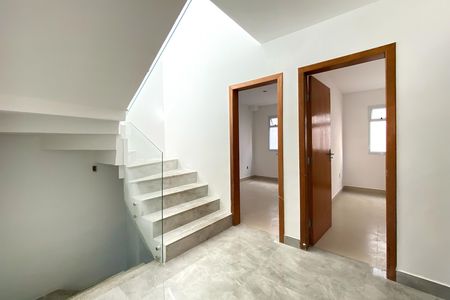 Casa à venda com 124m², 3 quartos e 2 vagas Casa à venda com 124m², 3 quartos e 2 vagasHall da Escada