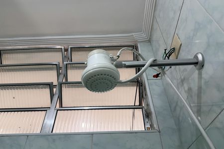 Banheiro de apartamento para alugar com 2 quartos, 55m² em Gonzaga, Santos