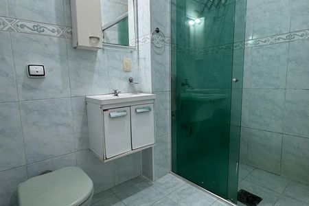 Banheiro de apartamento para alugar com 2 quartos, 55m² em Gonzaga, Santos