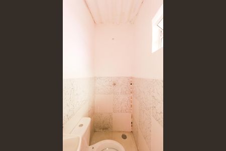 Banheiro de serviço de casa para alugar com 3 quartos, 60m² em Vila Gustavo, São Paulo
