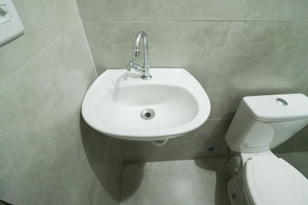 Banheiro de casa para alugar com 1 quarto, 32m² em Vila Roque, São Paulo