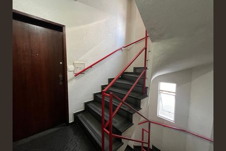 Apartamento para alugar com 80m², 3 quartos e 2 vagas Apartamento para alugar com 80m², 3 quartos e 2 vagasEscada