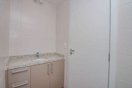 Banheiro de kitnet/studio para alugar com 1 quarto, 36m² em São João, Porto Alegre