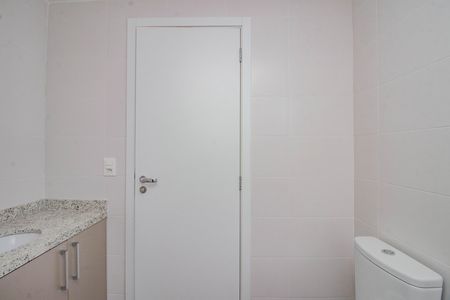 Banheiro de kitnet/studio para alugar com 1 quarto, 36m² em São João, Porto Alegre