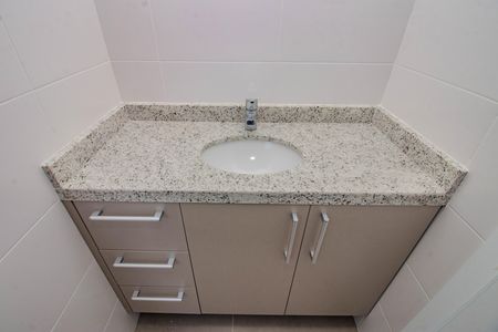 Banheiro de kitnet/studio para alugar com 1 quarto, 36m² em São João, Porto Alegre