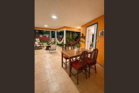 Casa de condomínio à venda com 353m², 3 quartos e 1 vaga Casa de condomínio à venda com 353m², 3 quartos e 1 vagaÁrea externa
