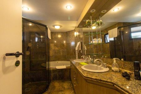 Apartamento à venda com 422m², 4 quartos e 4 vagas Apartamento à venda com 422m², 4 quartos e 4 vagasBanheiro da Suíte 2