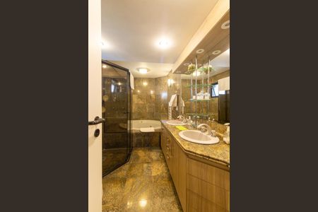 Apartamento à venda com 422m², 4 quartos e 4 vagas Apartamento à venda com 422m², 4 quartos e 4 vagasBanheiro da Suíte 2