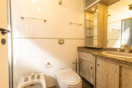 Apartamento à venda com 422m², 4 quartos e 4 vagas Apartamento à venda com 422m², 4 quartos e 4 vagasBanheiro da Suíte 1