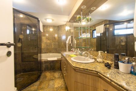 Apartamento à venda com 422m², 4 quartos e 4 vagas Apartamento à venda com 422m², 4 quartos e 4 vagasBanheiro da Suíte 2