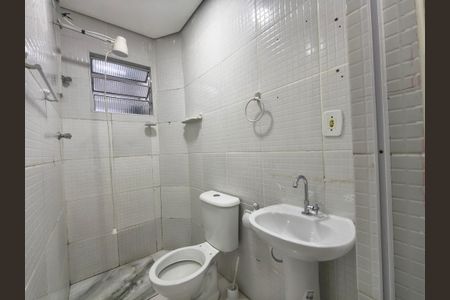 Banheiro de kitnet/studio para alugar com 1 quarto, 43m² em Guilhermina, Praia Grande