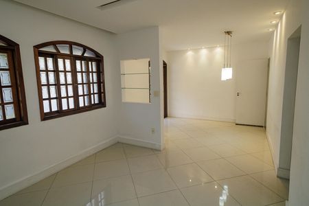 Casa à venda com 140m², 4 quartos e 2 vagas Casa à venda com 140m², 4 quartos e 2 vagasSala
