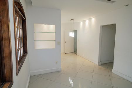 Casa à venda com 140m², 4 quartos e 2 vagas Casa à venda com 140m², 4 quartos e 2 vagasSala
