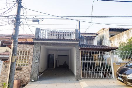 Casa à venda com 140m², 4 quartos e 2 vagas Casa à venda com 140m², 4 quartos e 2 vagasFachada
