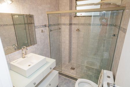 Casa à venda com 140m², 4 quartos e 2 vagas Casa à venda com 140m², 4 quartos e 2 vagasBanheiro