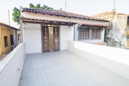 Casa à venda com 140m², 4 quartos e 2 vagas Casa à venda com 140m², 4 quartos e 2 vagasVaranda