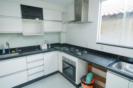 Casa à venda com 140m², 4 quartos e 2 vagas Casa à venda com 140m², 4 quartos e 2 vagasCozinha