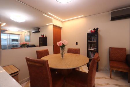 Apartamento à venda com 57m², 2 quartos e 1 vagaSala de Jantar