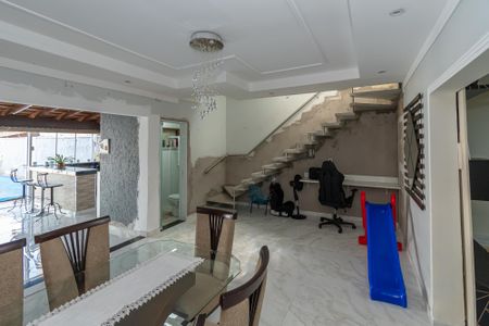 Casa à venda com 193m², 3 quartos e 3 vagas Casa à venda com 193m², 3 quartos e 3 vagasSala de Jantar