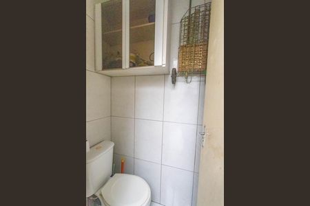 Banheiro de serviço  de casa de condomínio para alugar com 2 quartos, 80m² em Centro, Diadema