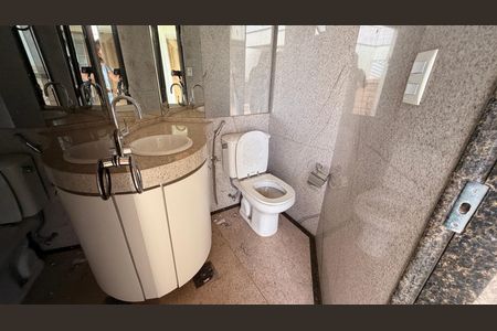 Apartamento para alugar com 302m², 4 quartos e 3 vagasBanheiro Social