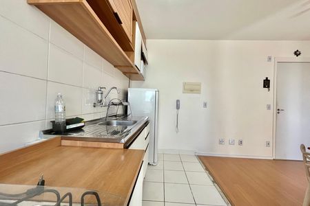 Cozinha de apartamento para alugar com 2 quartos, 34m² em Jardim Itacolomi, São Paulo
