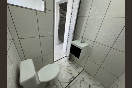 Banheiro de casa para alugar com 2 quartos, 50m² em Veloso, Osasco