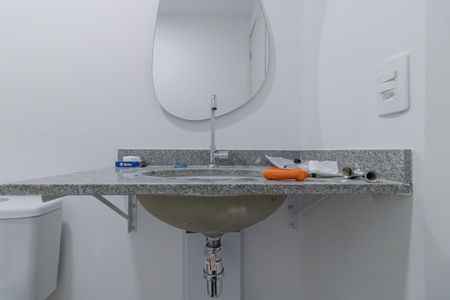 Banheiro de kitnet/studio para alugar com 1 quarto, 27m² em Indianópolis, São Paulo