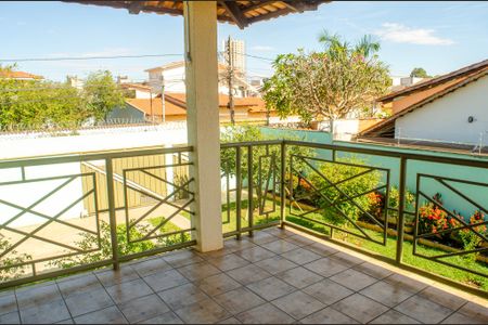 Casa à venda com 450m², 4 quartos e 5 vagas Casa à venda com 450m², 4 quartos e 5 vagasSacada da Suíte 2