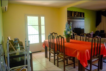 Casa à venda com 450m², 4 quartos e 5 vagas Casa à venda com 450m², 4 quartos e 5 vagasSala de Jantar