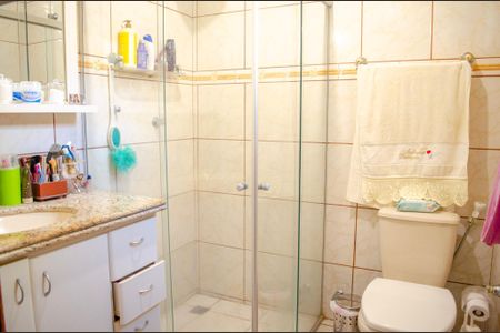 Casa à venda com 450m², 4 quartos e 5 vagas Casa à venda com 450m², 4 quartos e 5 vagasBanheiro da Suíte 1