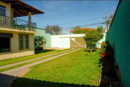 Casa à venda com 450m², 4 quartos e 5 vagas Casa à venda com 450m², 4 quartos e 5 vagasGaragem