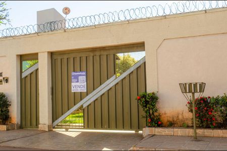 Casa à venda com 450m², 4 quartos e 5 vagas Casa à venda com 450m², 4 quartos e 5 vagasFachada
