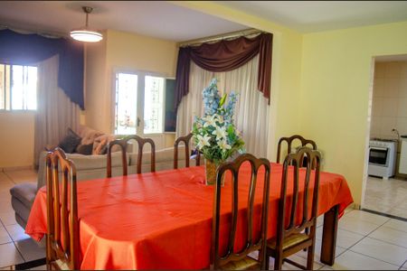 Casa à venda com 450m², 4 quartos e 5 vagas Casa à venda com 450m², 4 quartos e 5 vagasSala de Jantar