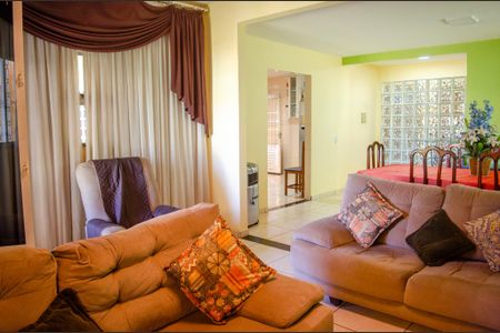 Casa à venda com 450m², 4 quartos e 5 vagas Casa à venda com 450m², 4 quartos e 5 vagasSala