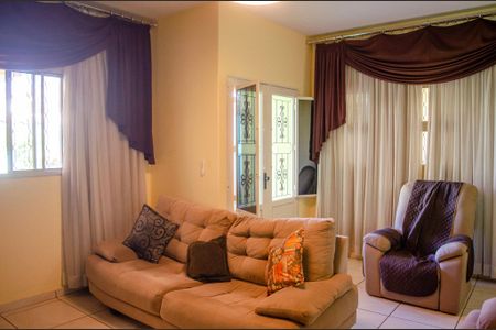 Casa à venda com 450m², 4 quartos e 5 vagas Casa à venda com 450m², 4 quartos e 5 vagasSala