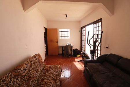 Casa para alugar com 70m², 2 quartos e 2 vagasSala