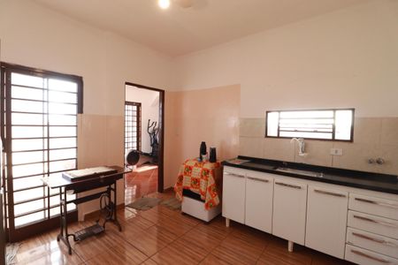 Casa para alugar com 70m², 2 quartos e 2 vagasCozinha 